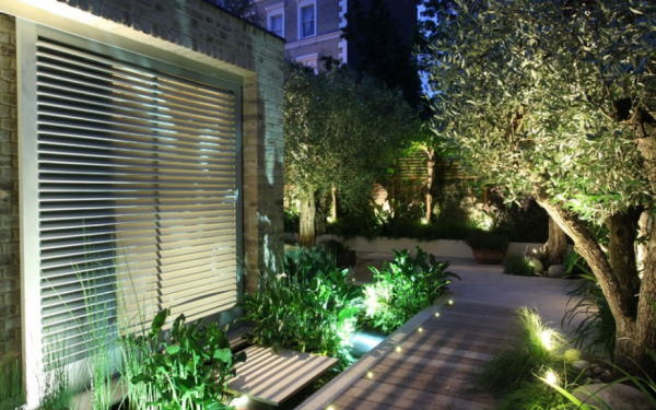 Pencahayaan taman dengan lampu sorot